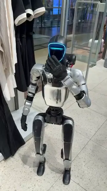 Humanoid mezi stojany s oblečením