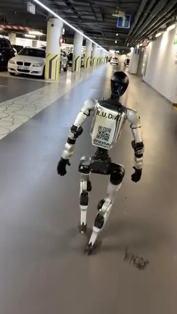 Humanoid kráčí podzemní garáží