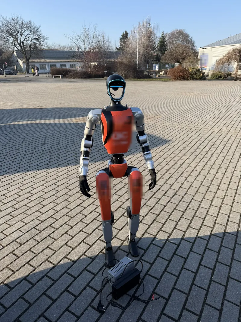 Humanoid ve venkovním areálu výstaviště