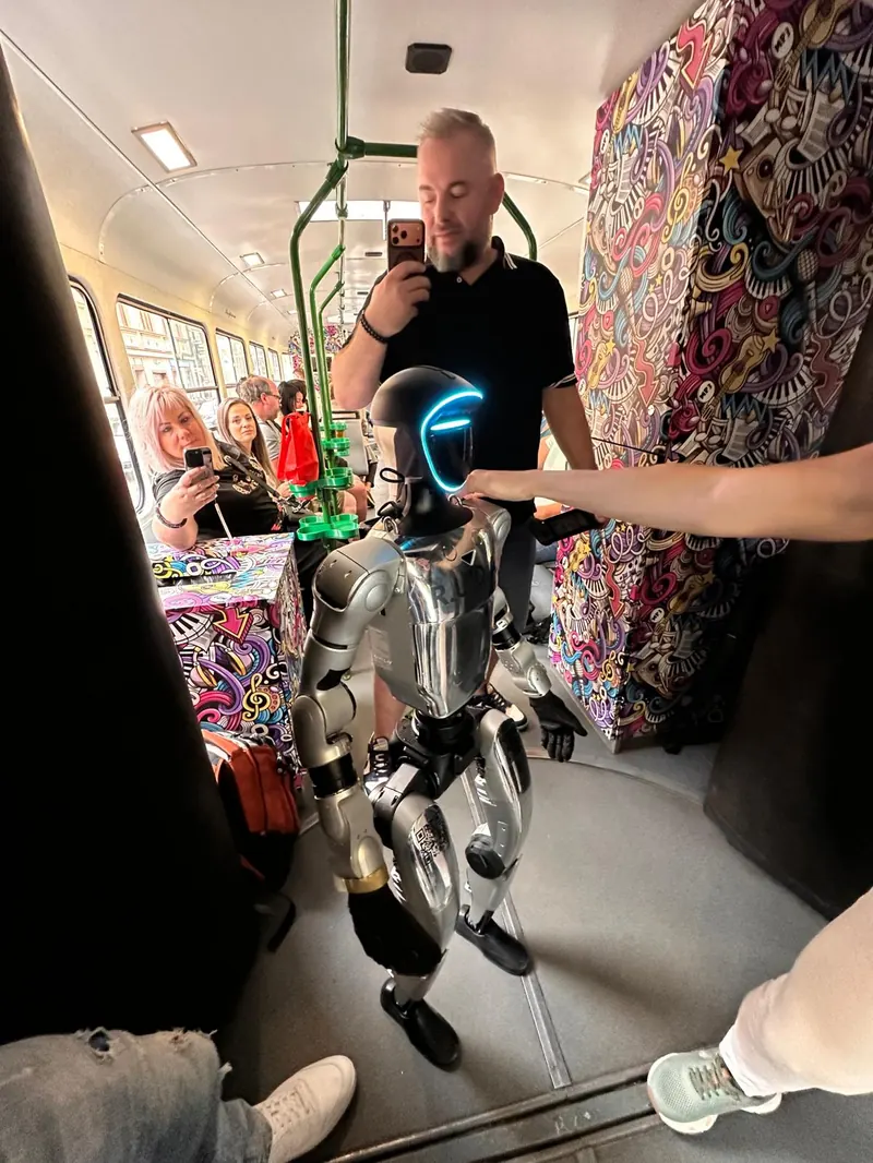 Host se fotí s humanoidem v tramvaji