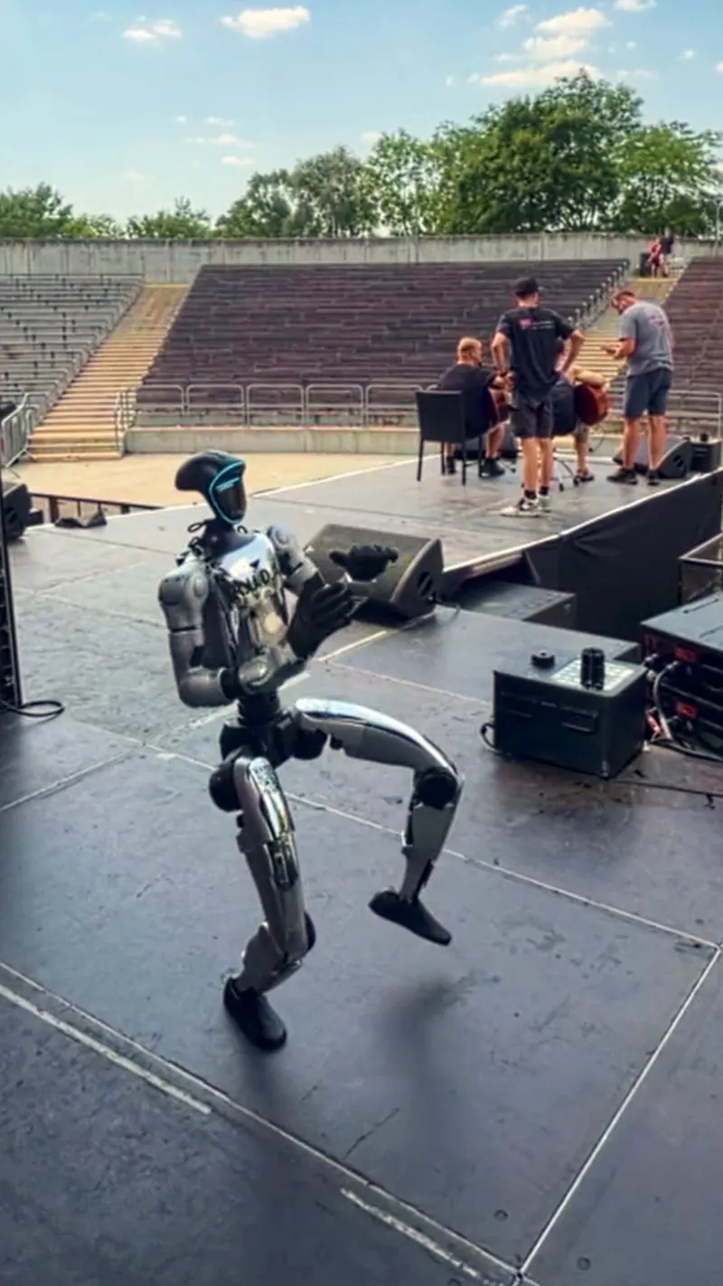 Humanoid tančí na venkovním pódiu