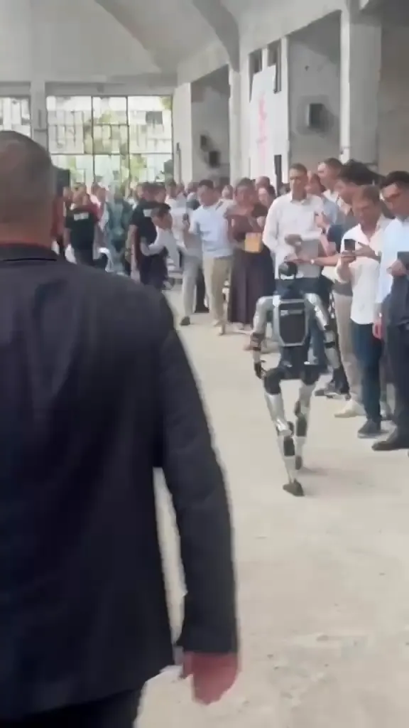 Humanoidi přicházejí do sálu přes kouřový efekt